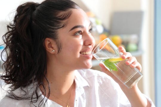 Is Sparkling Water Truly Healthy? A Nutritionist Reveals the Rewards and hazards.